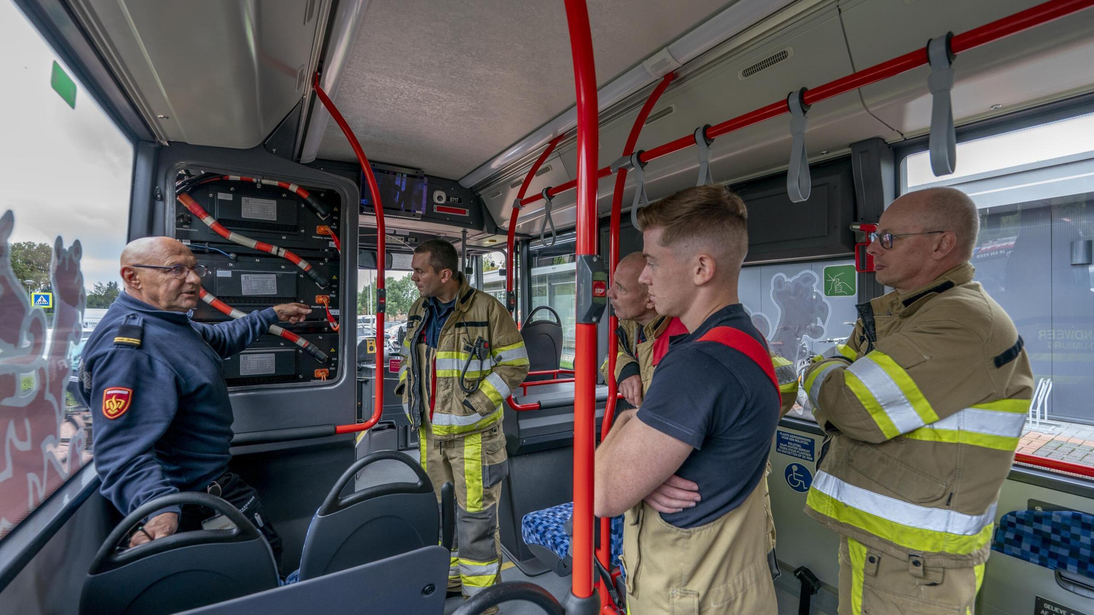Vrijwillige brandweerlieden moeten anno 2023 meer van opladers weten dan van beknellingen: ‘Zolang e